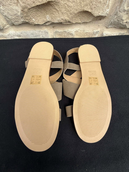 Market And Spruce Women’s Criss-Cross Light Brown Strappy Sandals Size 9